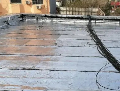 双湖卫生间漏水维修公司分享下双湖屋面楼顶防水刚性防水层施工要点。
